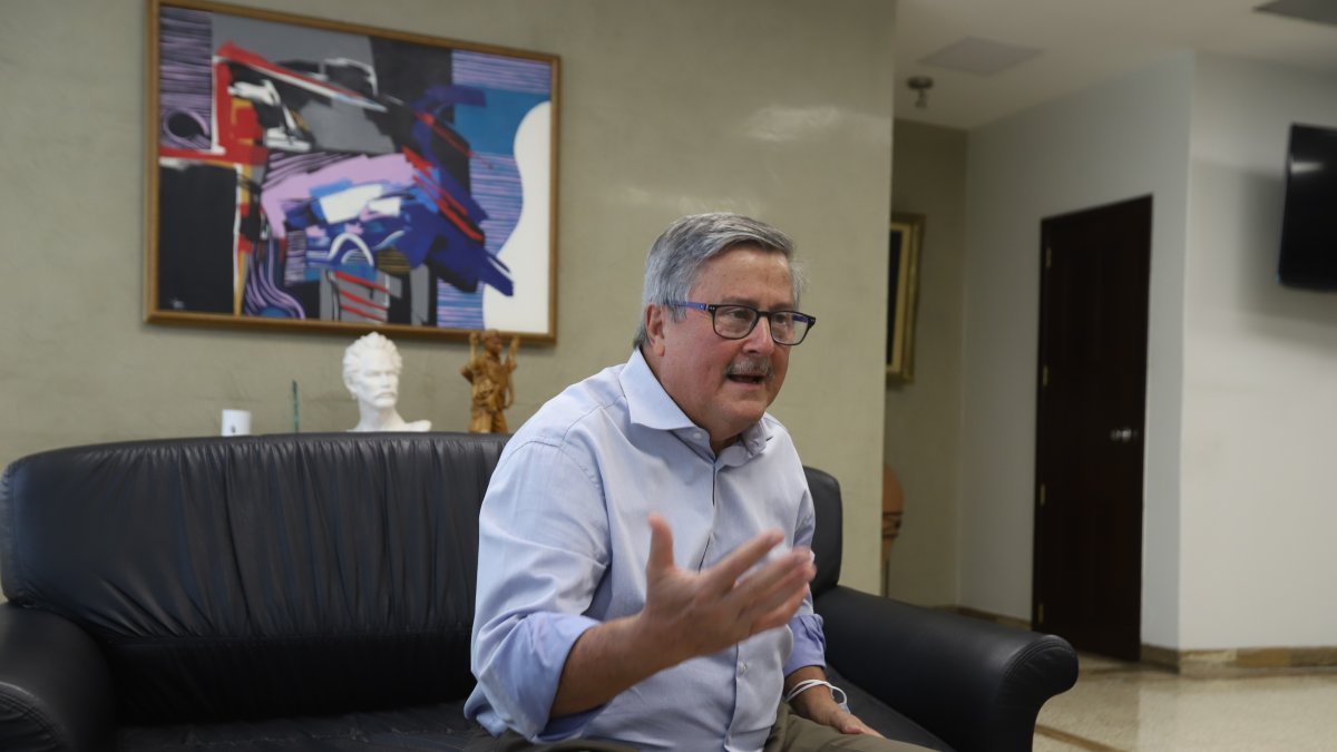 Roberto Gilbert Febres-Cordero es doctor en Medicina y Cirugía con especialidad en Cirugía Cardiovascular. Fue concejal de Guayaquil y asambleísta alterno. Es propietario de la Clínica Guayaquil.