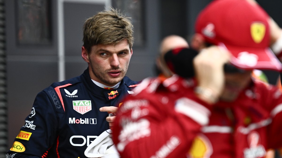 El corredor de Red Bull, Max Verstappen, analiza su estrategia en el circuito de Albert Park para ganar velocidad.