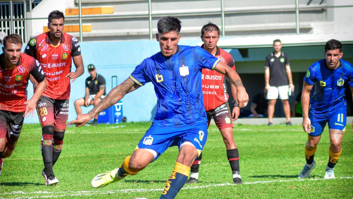 Delfín deposita sus esperanzas de gol en el argentino Franco Ayunta.