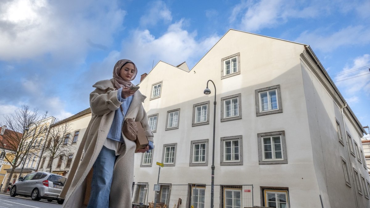 Una mujer camina junto a la casa natal del ex dictador alemán Adolf Hitler, convertida en estación de policía, en Braunau am Inn, Austria, el 17 de febrero de 2026.