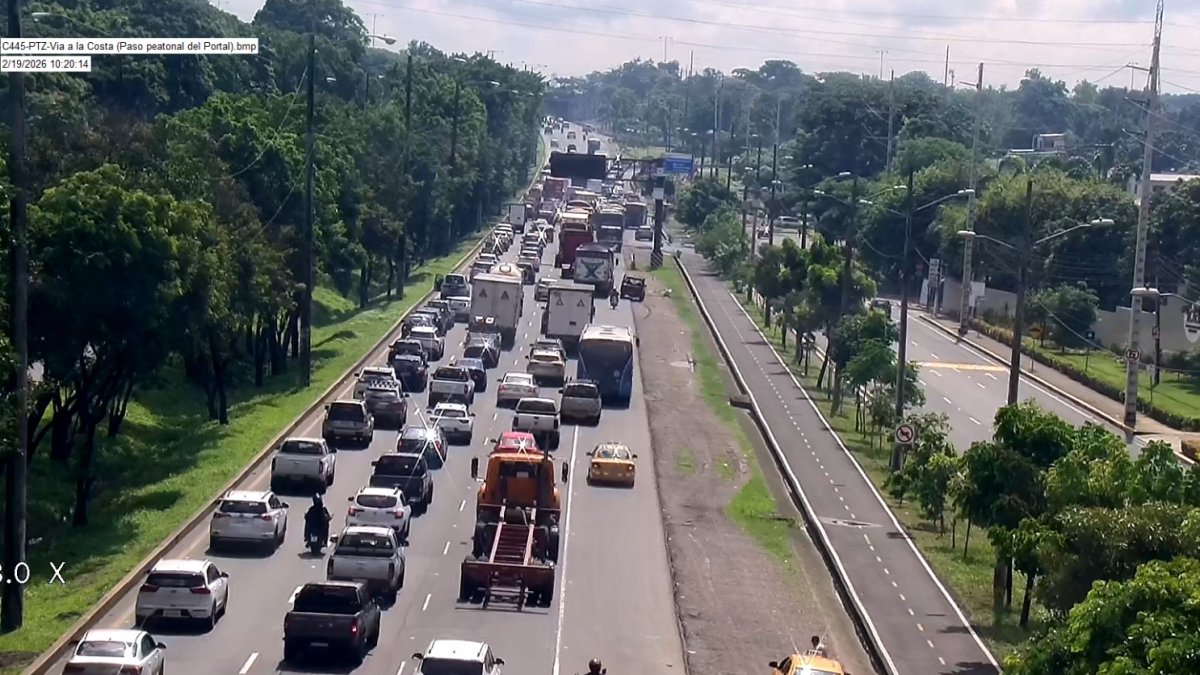 Los carriles de vía a la costa, en el sentido de ingreso a Guayaquil, se saturaron de vehículos motorizados ante el desperfecto mecánico de un tráiler.