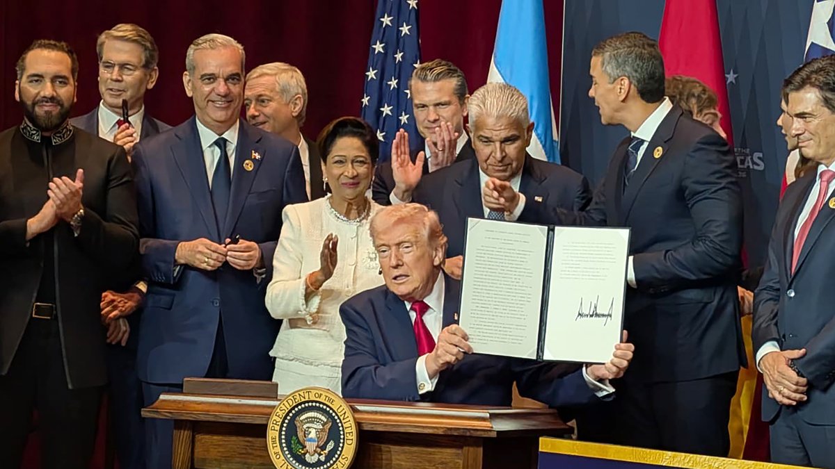 El presidente de Estados Unidos, Donald Trump (c), muestra un documento junto a mandatarios latinoamericanos en la cumbre bautizada como ‘Escudo de las Américas’ este sábado en Miami.