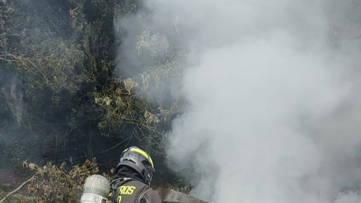 Personal del Cuerpo de Bomberos Quito atendió la emergencia.