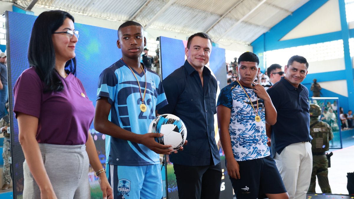 El presidente Daniel Noboa participó en una jornada deportiva con jóvenes en el Coliseo de la Universidad de Guayaquil.
