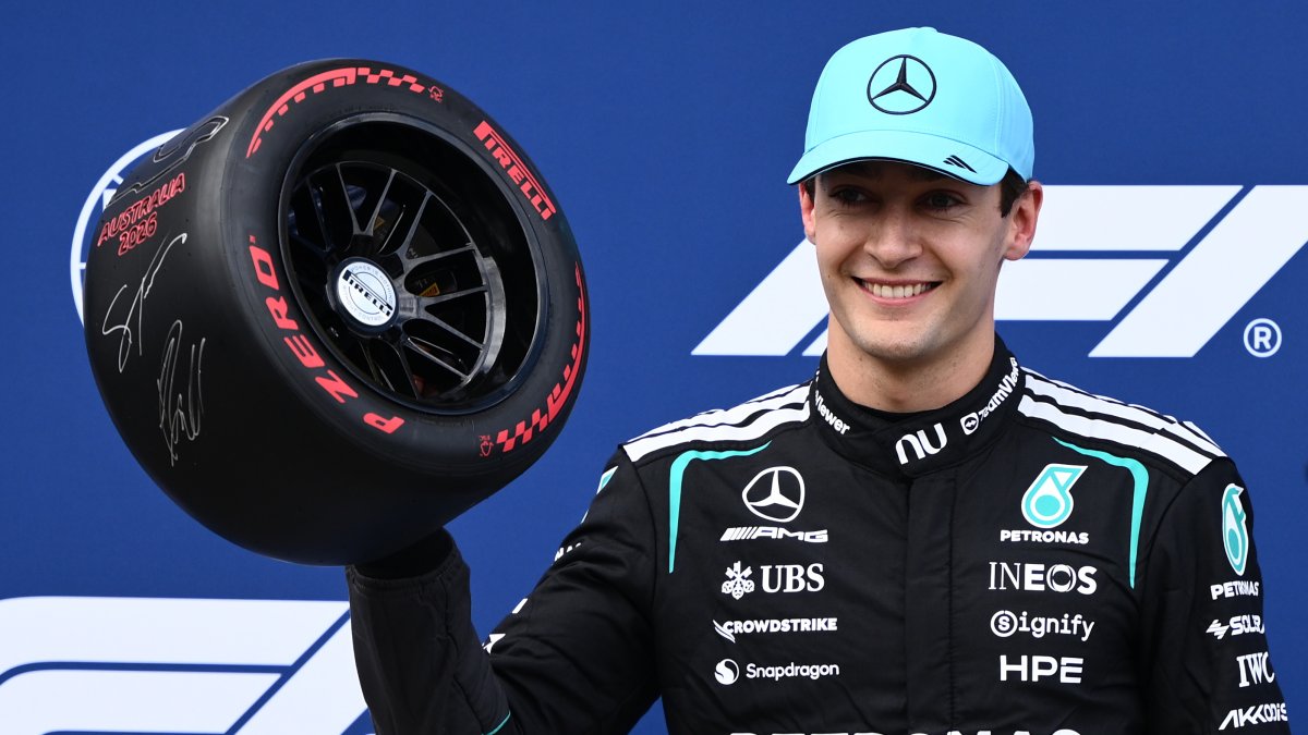 George Russell celebra el mejor tiempo y que saldrá primero este domingo 8 de marzo en Australia.