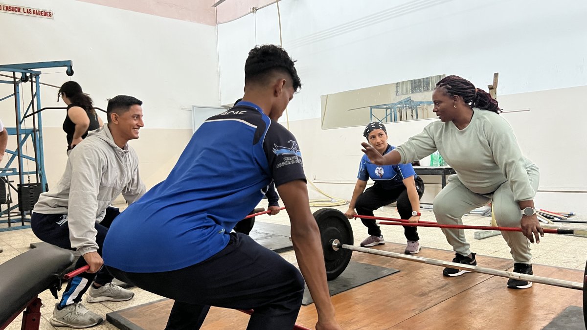 Cátedra. La deportista olímpica, Seledina Nieve (d) forma a jóvenes en la Facultad de Ciencias de la Actividad Física de la Universidad de Guayaquil.
