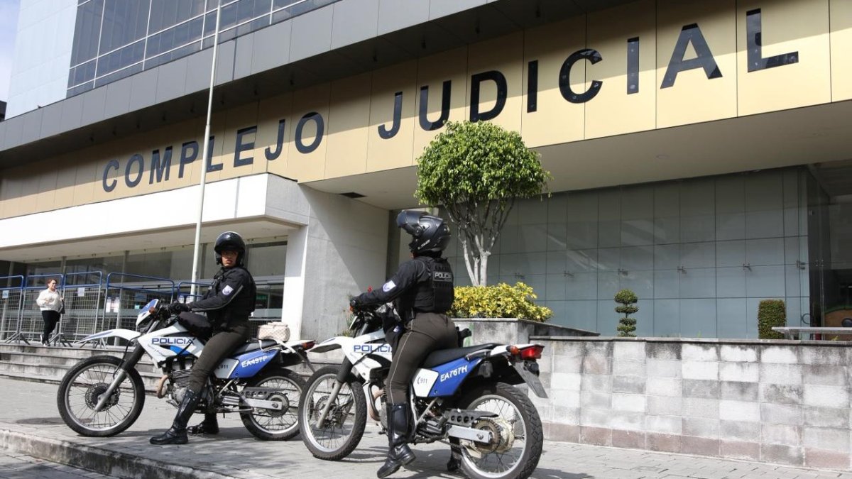Agentes de la policía vigilaban los exteriores del Complejo Judicial Norte de Quito, en donde se desarrolla la audiencia de juicio del caso Triple A.