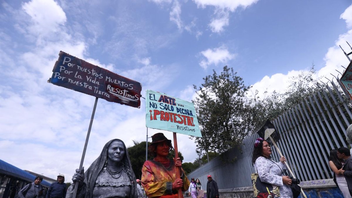 Con disfraces y carteles llegaron las manifestantes a la marcha del 8M en Quito.