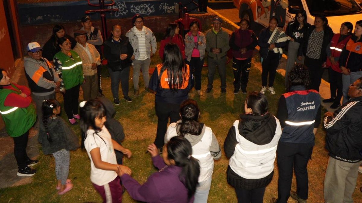 Los dirigentes barriales cuestionan el trabajo del Municipio de Quito en seguridad. Un representante dice que solo ha recibido un chaleco y que por autogestión buscan capacitación de la policía.