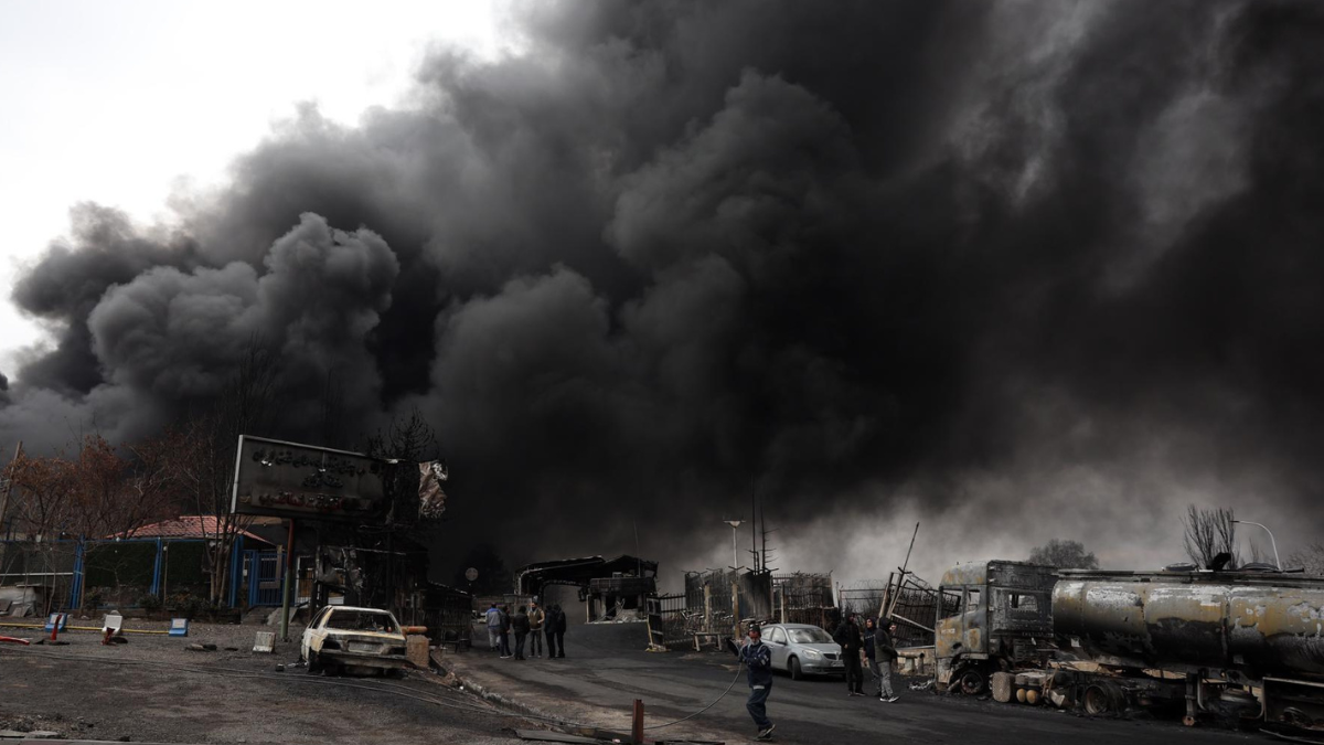 Humo aún visible en la refinería de Shahran tras el ataque aéreo en Teherán, el 8 de marzo de 2026.