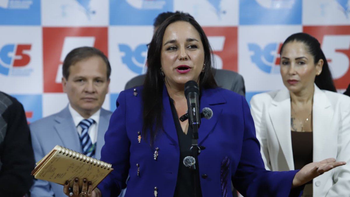 Gabriela Rivadeneira, presidenta de Revolución Ciudadana, durante una rueda de prensa en Quito tras la suspensión del movimiento por parte del Tribunal Contencioso Electoral.