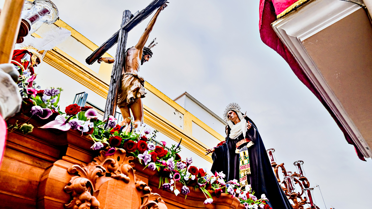 A diario, la avenida Rodolfo Baquerizo Nazur permanece llena de tráfico. Las calles internas no son la excepción. Los peatones aseguran ser los más afectados.