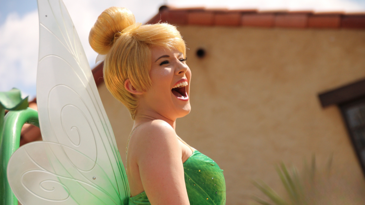 Staff de Disney en cosplay del personaje Tinkerbell.