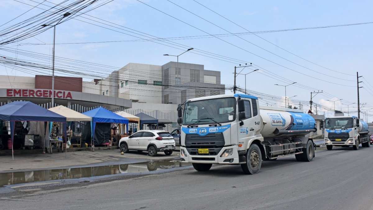 Tanqueros suministran al hospital tras rotura de acueducto.