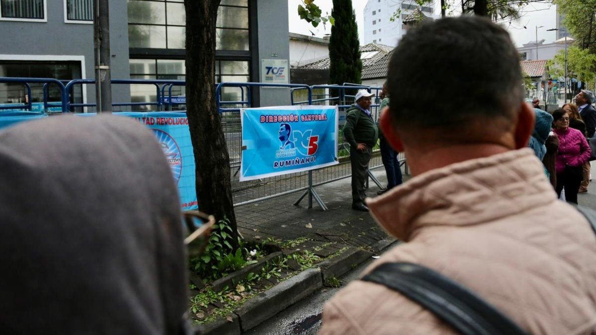 Militantes de la Revolución Ciudadana (RC) protestaron en los exteriores del TCE por la suspensión que le impuso el juez electoral, Joaquín Viteri.