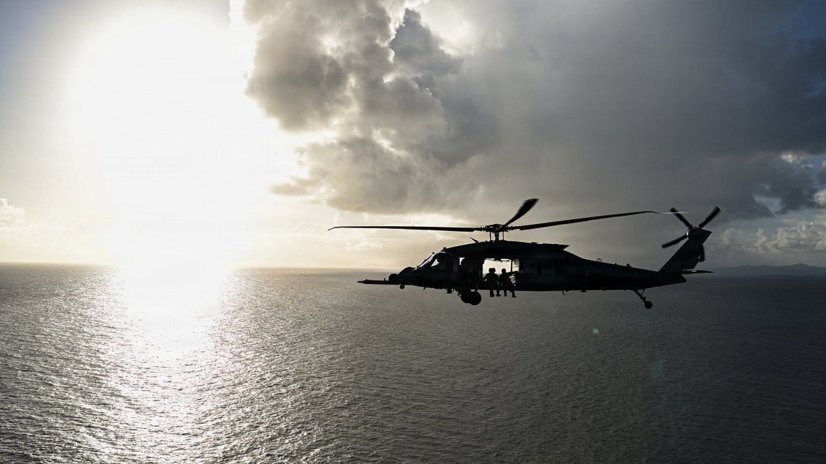 Un HH-60W Jolly Green II de la Fuerza Aérea de EE. UU. vuela sobre el Mar Caribe cerca de Puerto Rico.