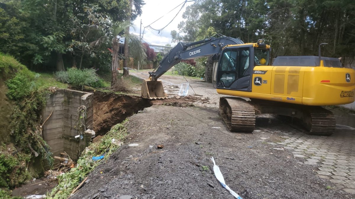 Desbordamiento. Personal municipal continúan removiendo los desechos en la quebrada El Payaso en Tumbaco.