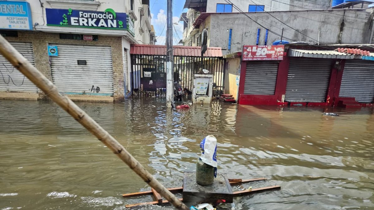 Un tramo de la segunda etapa de la ciudadela El Recreo, en Durán, está anegado la mañana de este domingo 22 de febrero.
