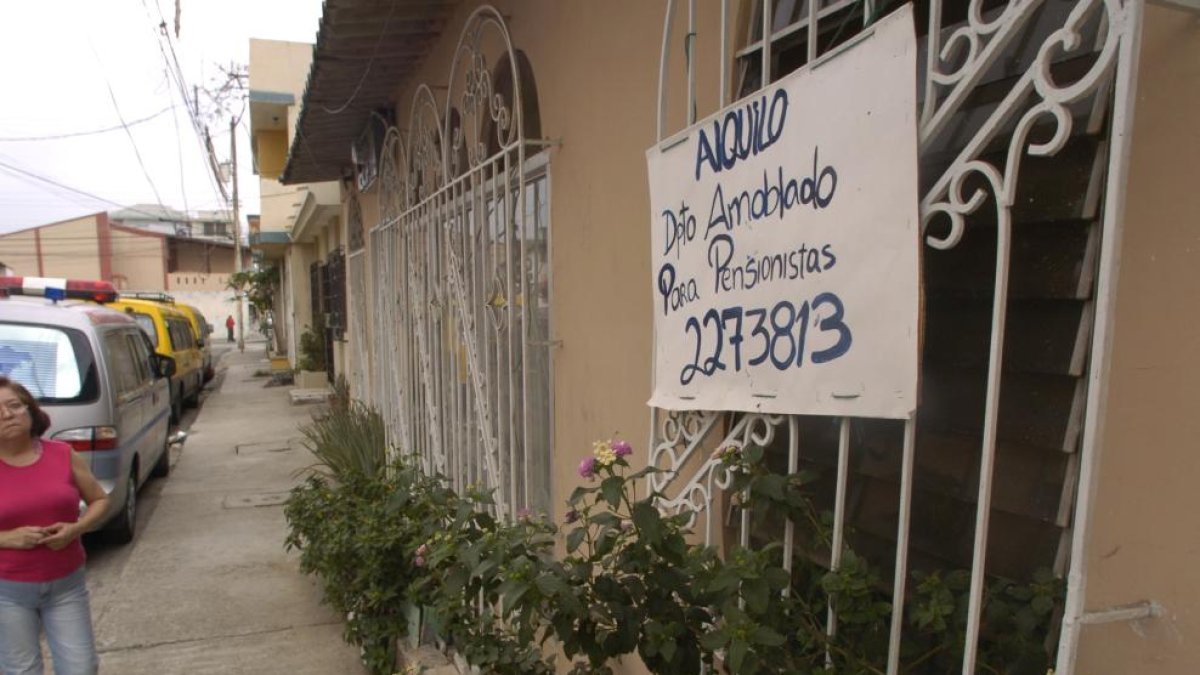 Un letrero que avisa que se alquila ese inmueble.