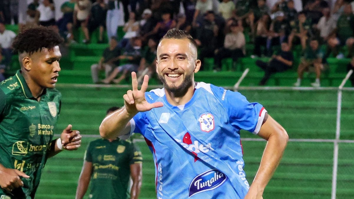 Jean Carlos Blanco, del Manta, puso el empate 1-1 en el partido que cerró la fecha 3 ante Orense.