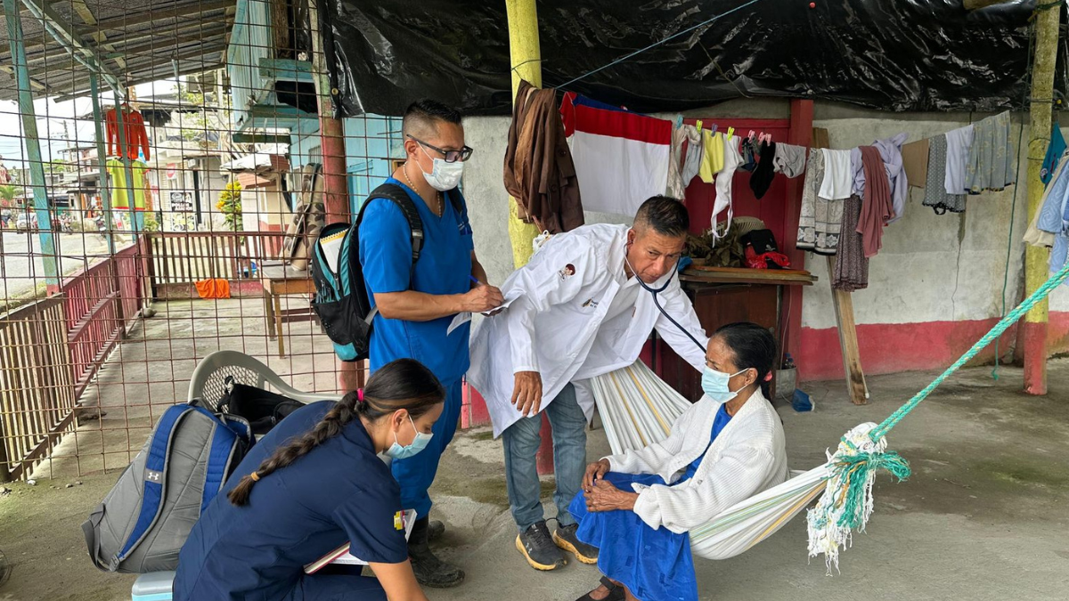 Brigadas médicas del MSP atienden a comunidades afectadas por las lluvias en Esmeraldas y El Oro.