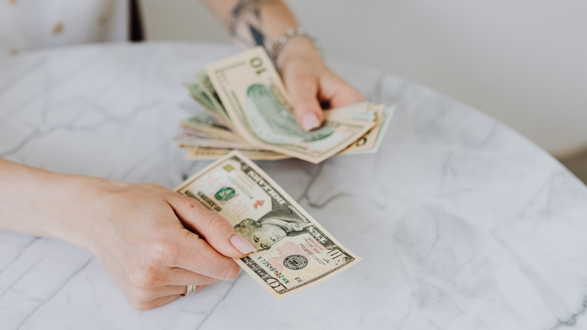 El décimo cuarto sueldo en Ecuador puede pagarse de forma acumulada o mensualizada.