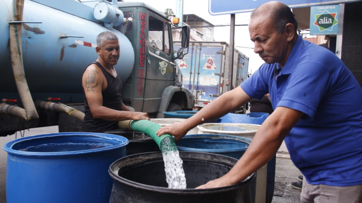 Habitantes de diversas zonas de Durán están indignados ante la falta de agua potable.