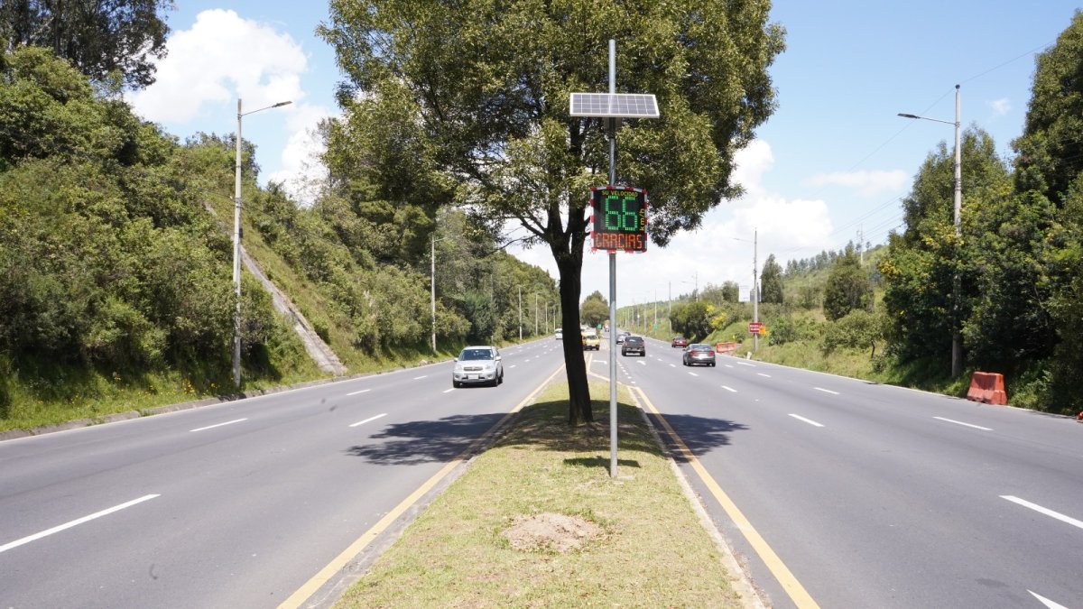 Los radares educativos se colcaron en la av. Simón Bolívar y Ruta Viva.