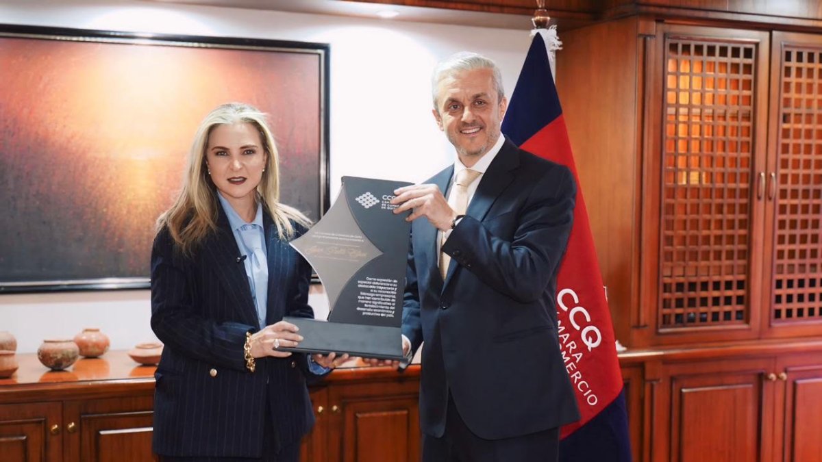 La distinción fue entregada por la presidenta de la CCQ, Mónica Heller.