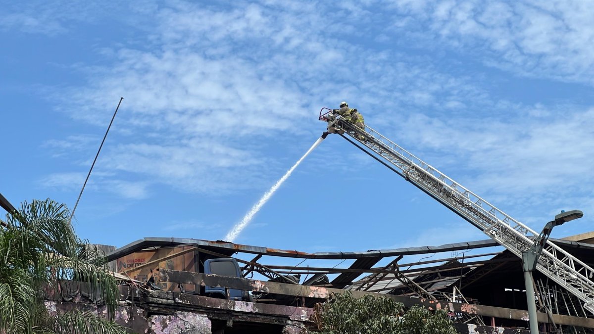 El incendio dejó al inmueble como una estructura inestable en pleno casco comercial de Guayaquil, generando riesgos para edificaciones colindantes.
