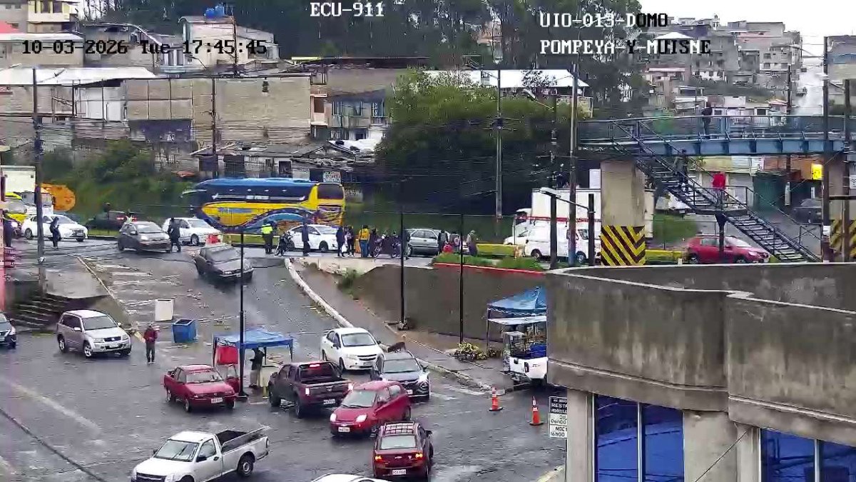 Largas filas de vehículos en la av. Simón Bolívar por emergencia en La Forestal.