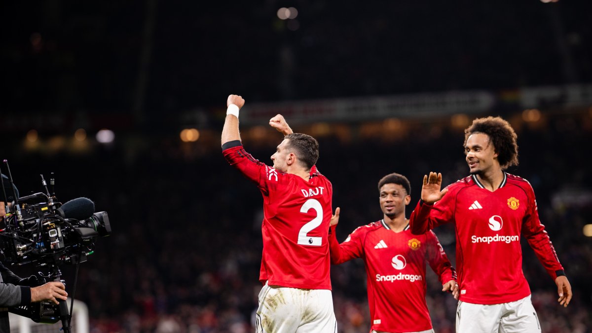 Manchester United busca ascender en la tabla de la Premier League 2025-26.