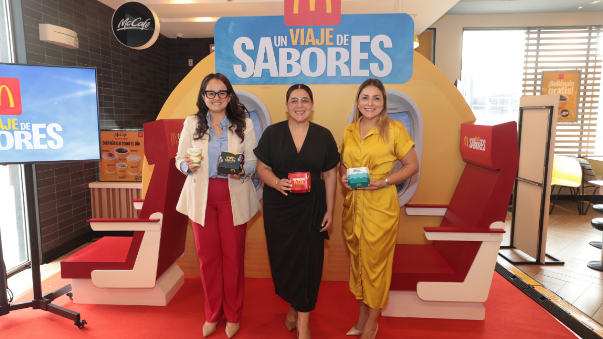 Víctimas de presuntos ataques aéreos pakistaníes son evacuadas del lugar, en Kabul, Afganistán, el 17 de marzo de 2026.