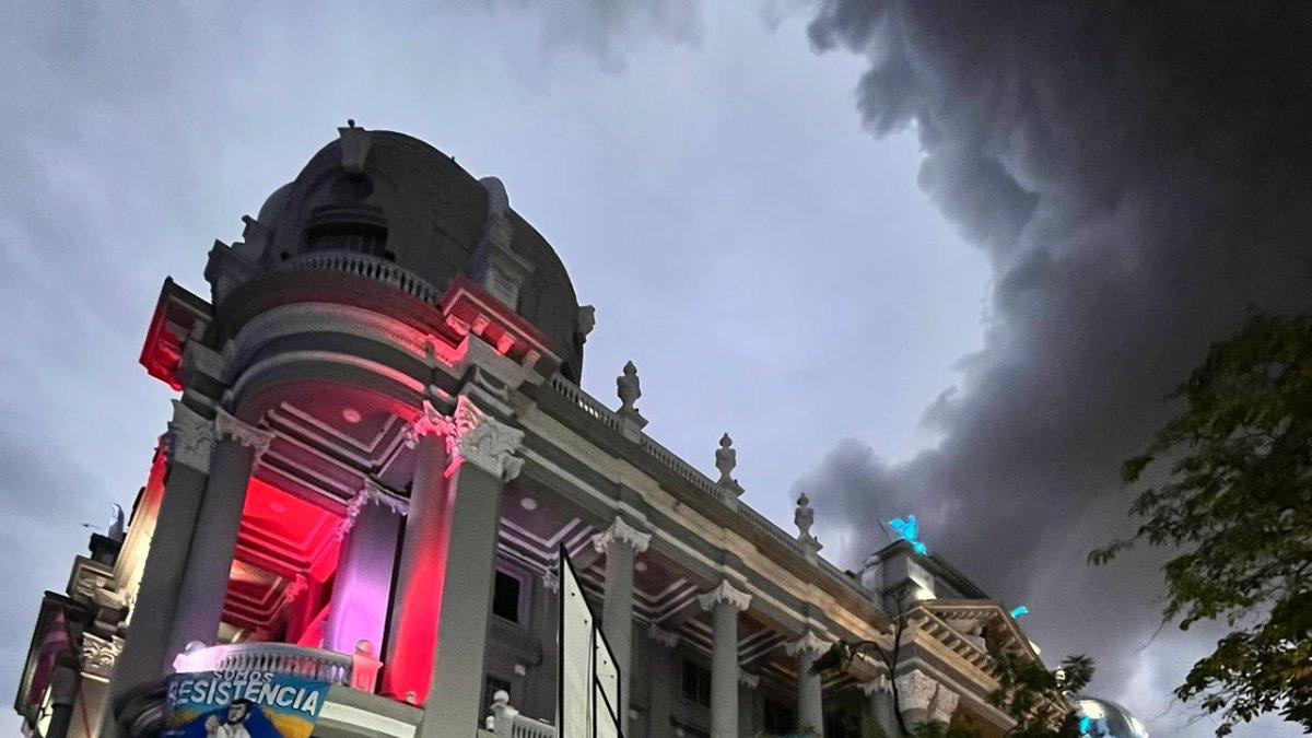 El Municipio de Guayaquil, durante el atardecer del 11 de febrero. Se incendiaba el edificio Multicomercio y los ediles sesionaban a favor del alcalde Aquiles Álvarez.