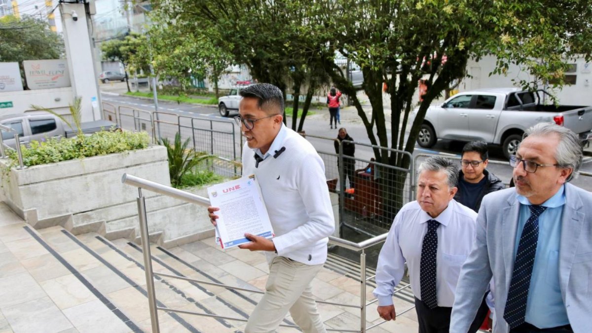 La Fiscalía General del Estado ejecutó allanamientos al alcalde de Cuenca Cristian Zamora por una investigación por presunto enriquecimiento ilícito.