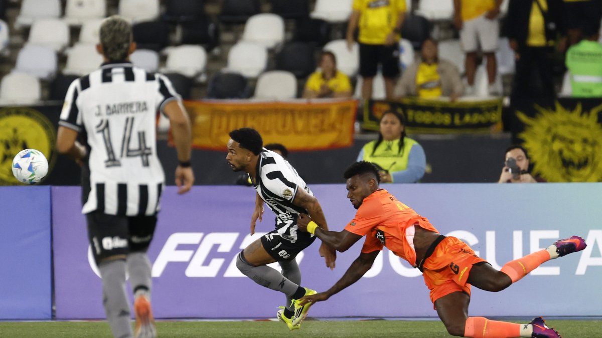 El defensor de Barcelona Gustavo Vallecilla (d) intenta retener a Vitinho, jugador de Botafogo en la Copa Libertadores.