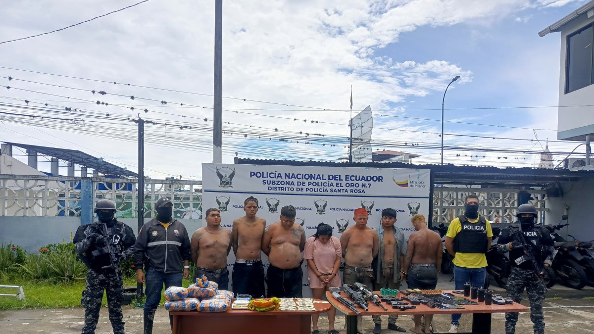 La intervención se realizó por vía marítima y culminó con la aprehensión de siete adultos y un adolescente