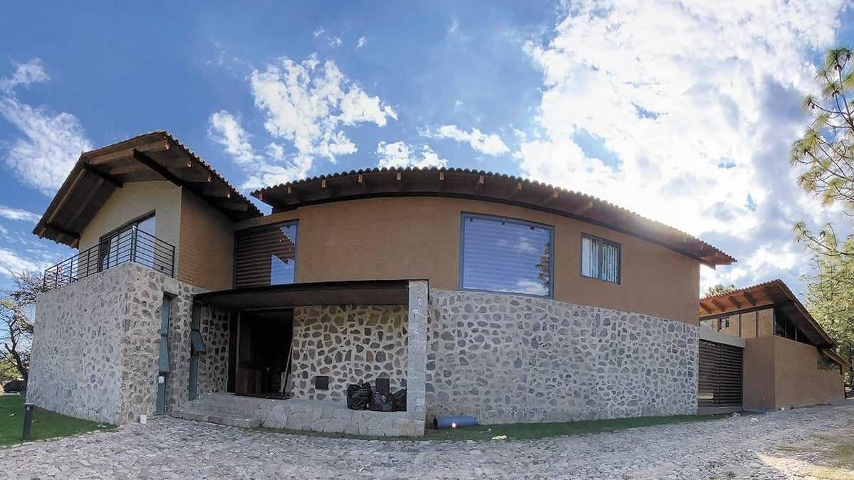 Vista panorámica de la mansión de ‘El Mencho’ en Tapalpa, mostrando su ubicación dentro del bosque y la seguridad de la propiedad.