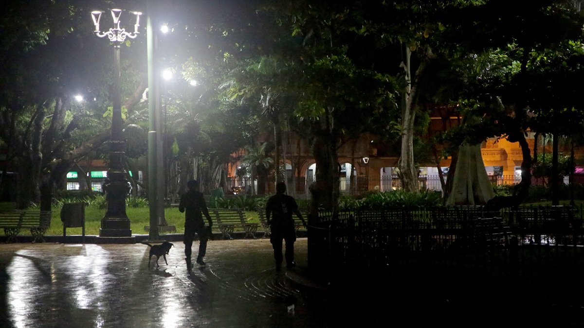 El parque Centenario, en el centro de Guayaquil, cierra sus puertas a las 19:30.

PERIODISTA: ANDRES GARCIA.

AG-EXTERNOS.