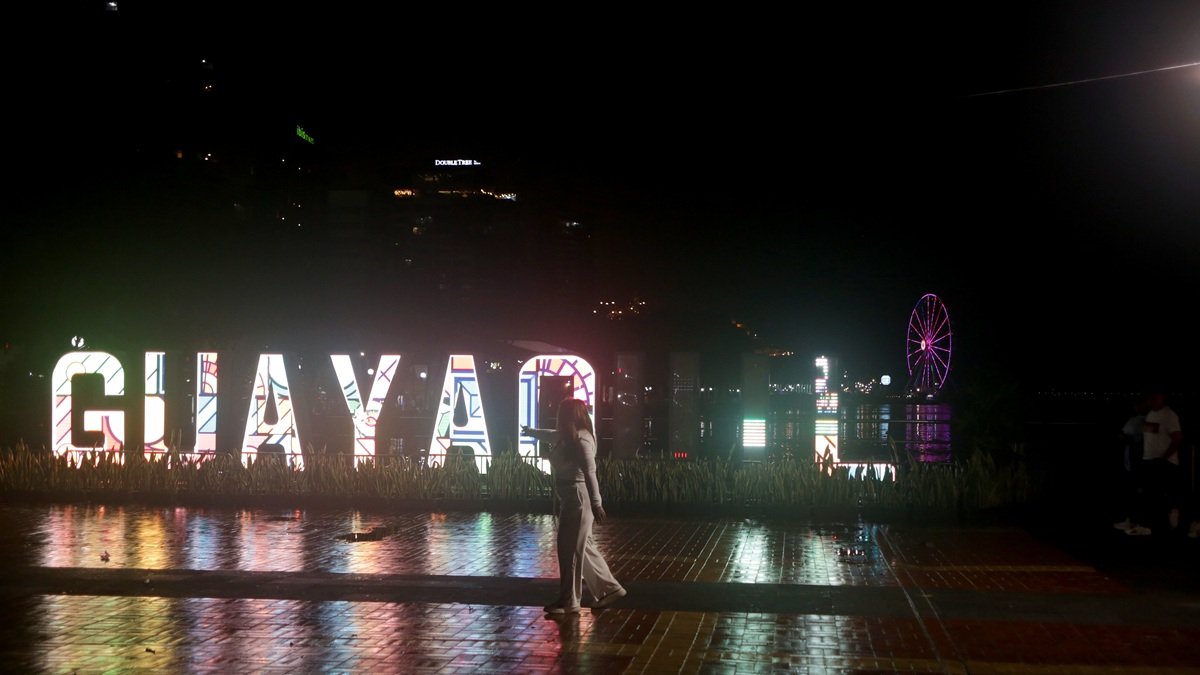 Turistas extranjeros visitaron el Malecón 2000 la noche del miércoles 4 de marzo.