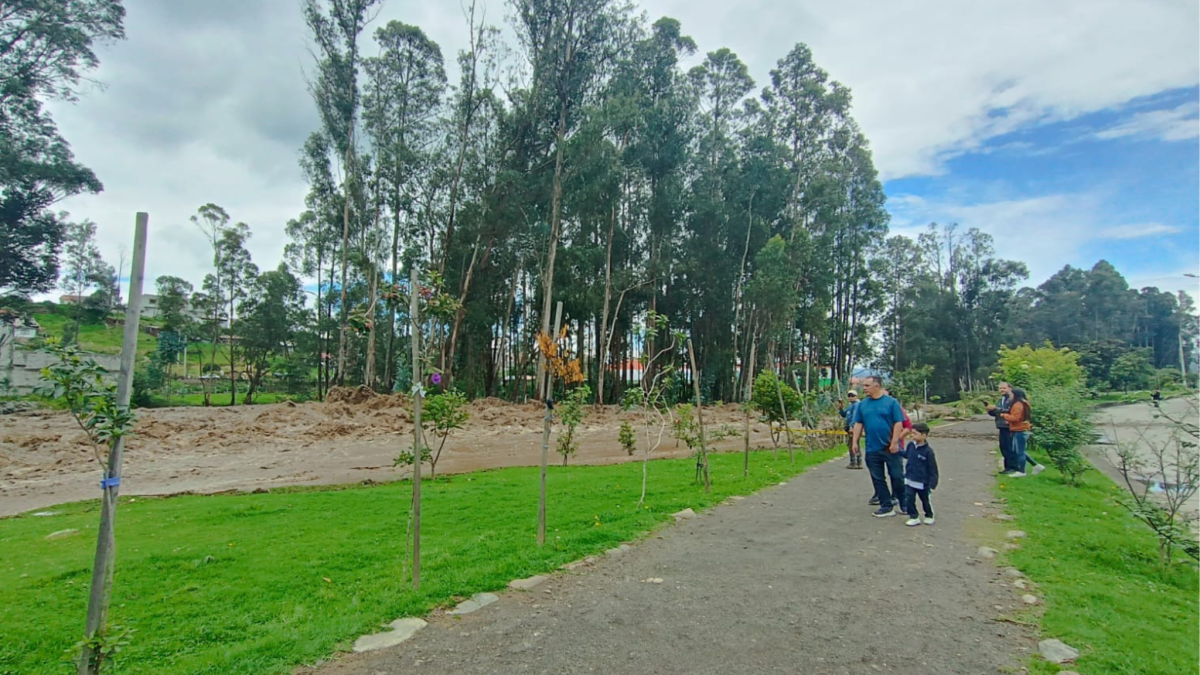 El río Yanuncay se desbordó en Cuenca tras intensas lluvias, provocando inundaciones y alertas en varias zonas.