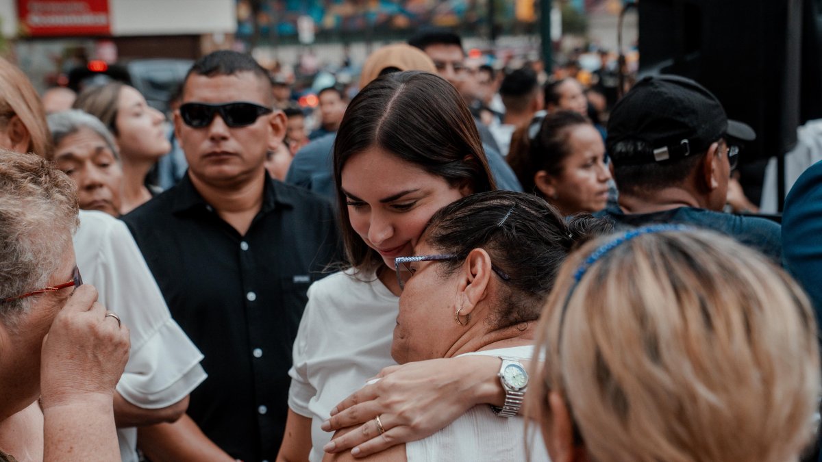 Esposa de Aquiles Álvarez durante la vigilia ciudadana convocada este 24 de febrero