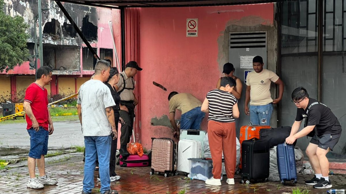 Algunos afectados lograron sacar parte de sus pertenencias del edificio.