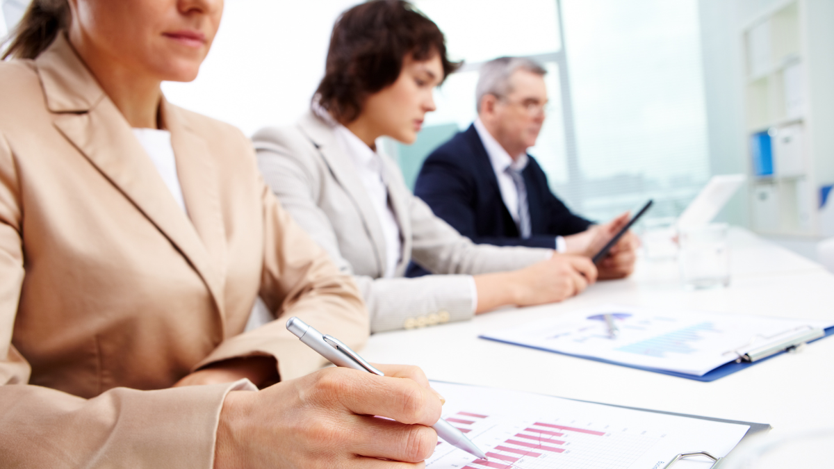 Referencial. Reuniones de análisis laboral ilustran cómo las jornadas de 10 y 12 horas impactan en el salario y los tiempos de descanso