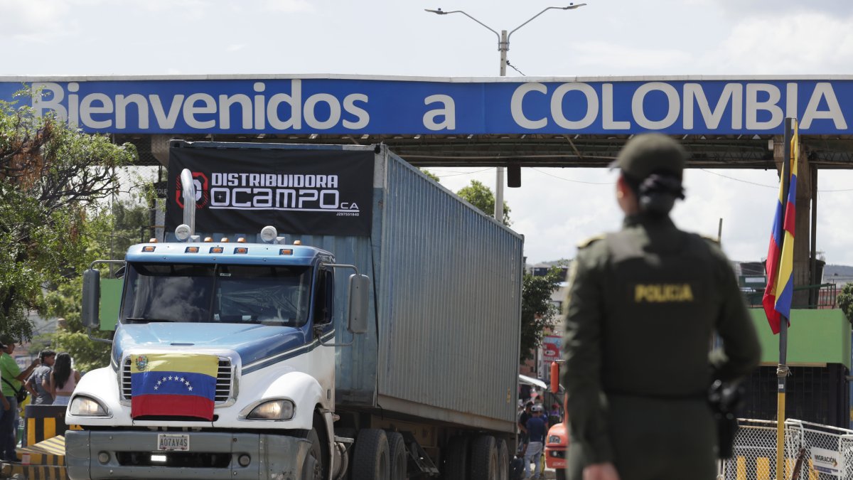 Un camión cruza el puente Simón Bolívar desde Colombia hacia Venezuela.