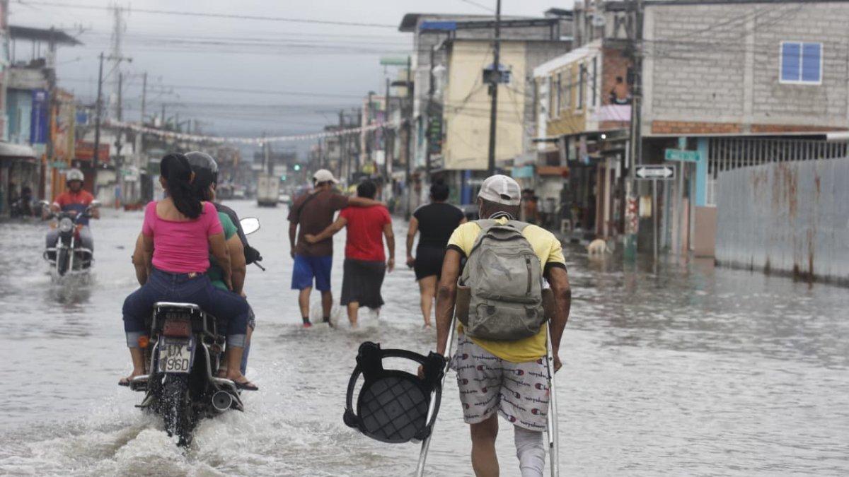 Los peatones y conductores debieron movilizarse con el riesgo de caer en algún bache debido al elevado nivel de agua en las vías de Milagro.