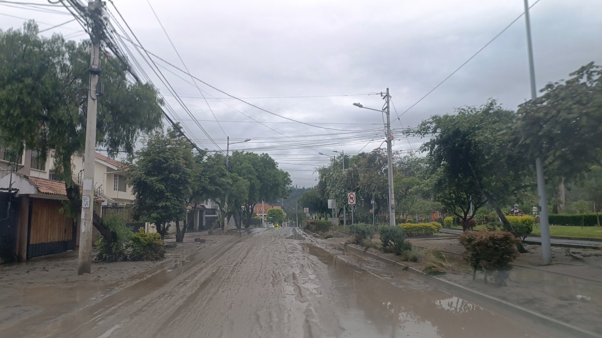 Tramos de la avenida 27 de Febrero permanecen con logo y restos de lo que fue la creciente del río Yanuncay.