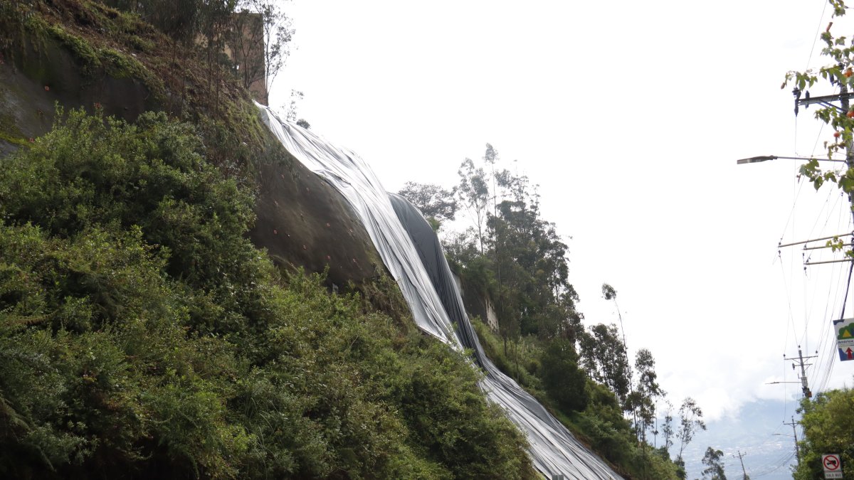Las fuertes lluvias e infiltraciones de agua en la parte alta del talud provocaron el desprendimiento de tierra.