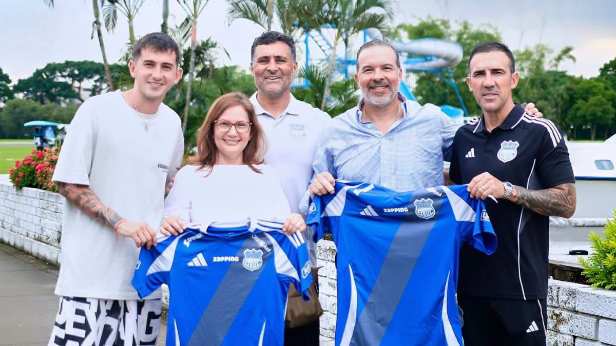 Con camisa azul y sonrisa lista para la foto, el cónsul uruguayo vivió una mañana futbolera. 