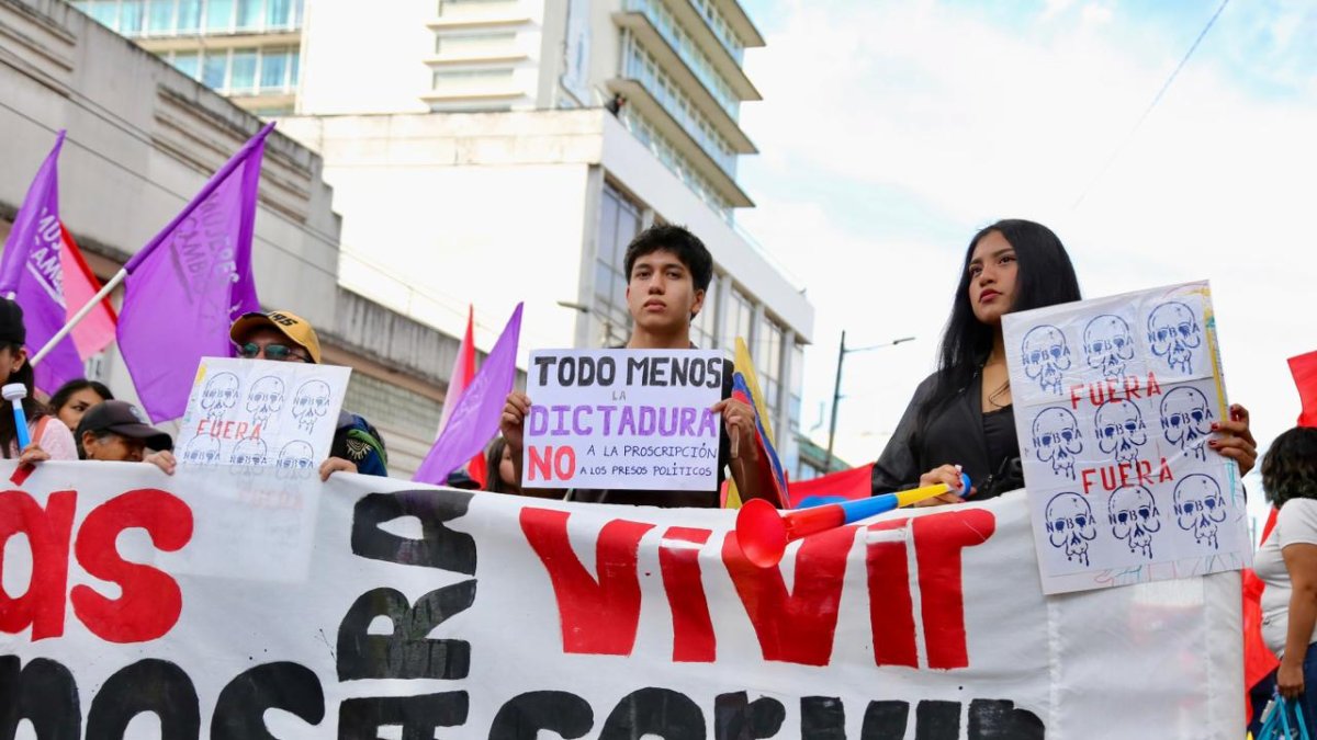 Ciudadanos participan en una marcha que avanza por la avenida 10 de Agosto, en el centro-norte de Quito, durante una jornada de movilizaciones convocadas por organizaciones sociales este 13 de marzo.